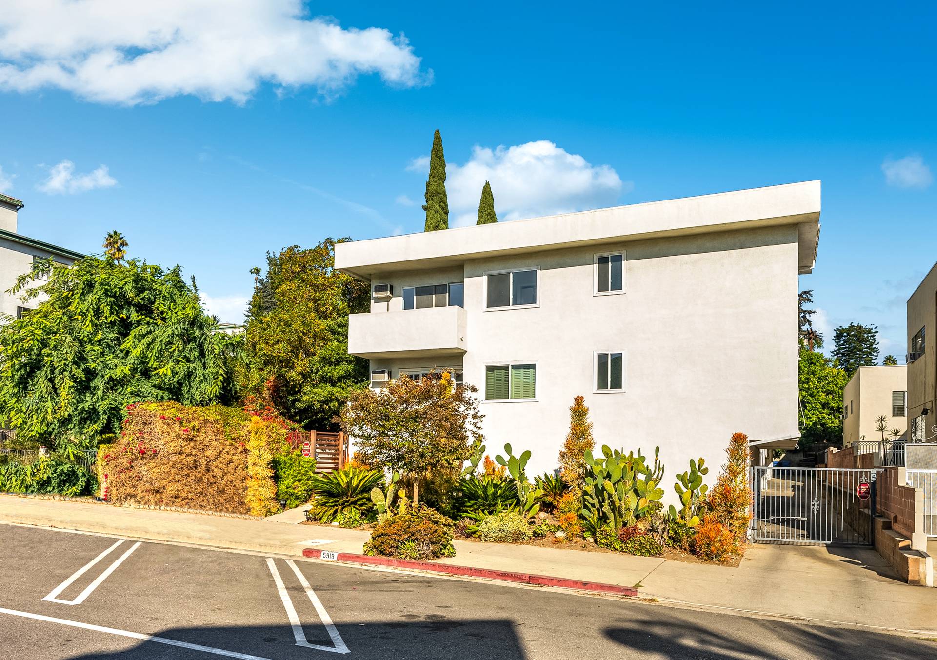 Spacious quiet 2 BR condo at the foot of the Hollywood Hills and Beachwood Cyn!