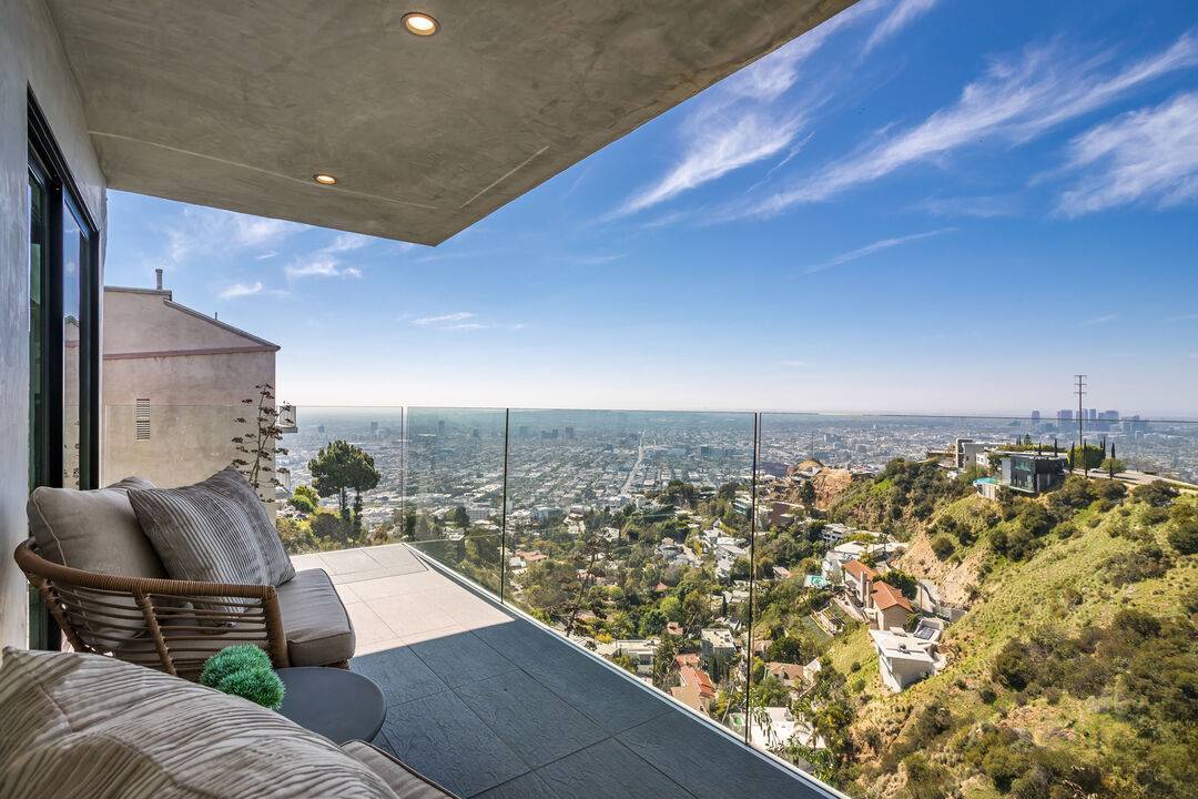 AMAZING LEASE! LIVE AT TOP OF LAUREL CYN AMONG THE STARS! 1BR 2BA W/JETLINER VIEWS! MUST SEE!