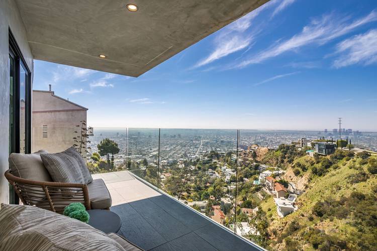 AMAZING LEASE! LIVE AT TOP OF LAUREL CYN AMONG THE STARS! 1BR 2BA W/JETLINER VIEWS! MUST SEE!