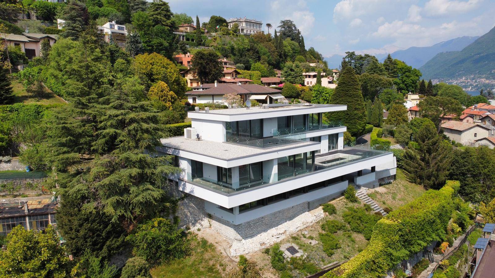UNIQUE VILLA COMO CITY