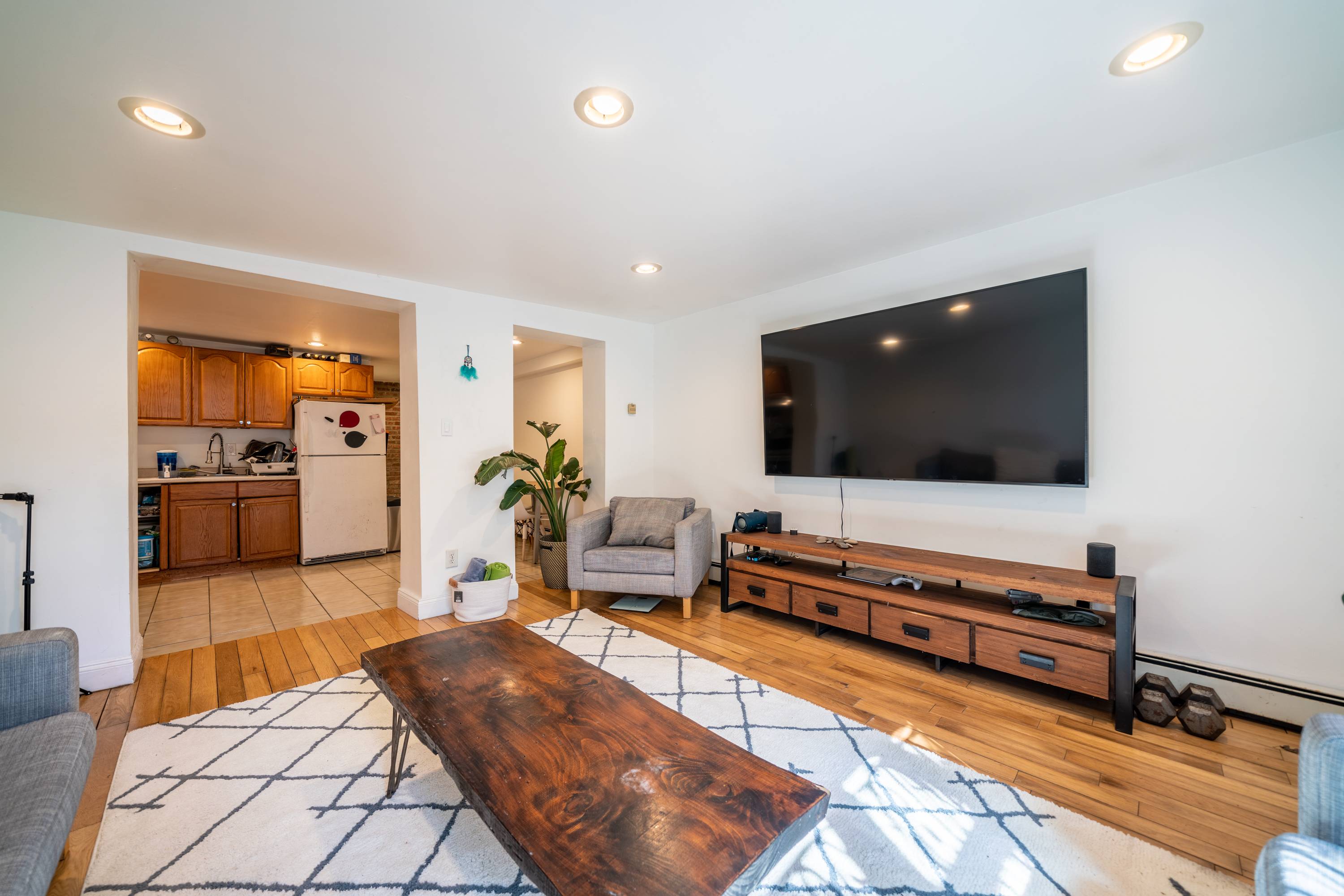 Beautiful Open 2BR Apartment in Prime Downtown Jersey City Location, Private Entrance and Backyard!  Washer/Dryer In Unit.