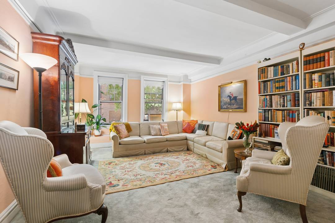 Prewar 2BR/2BA with 3 Exposures & Dining Room – Carnegie Hill