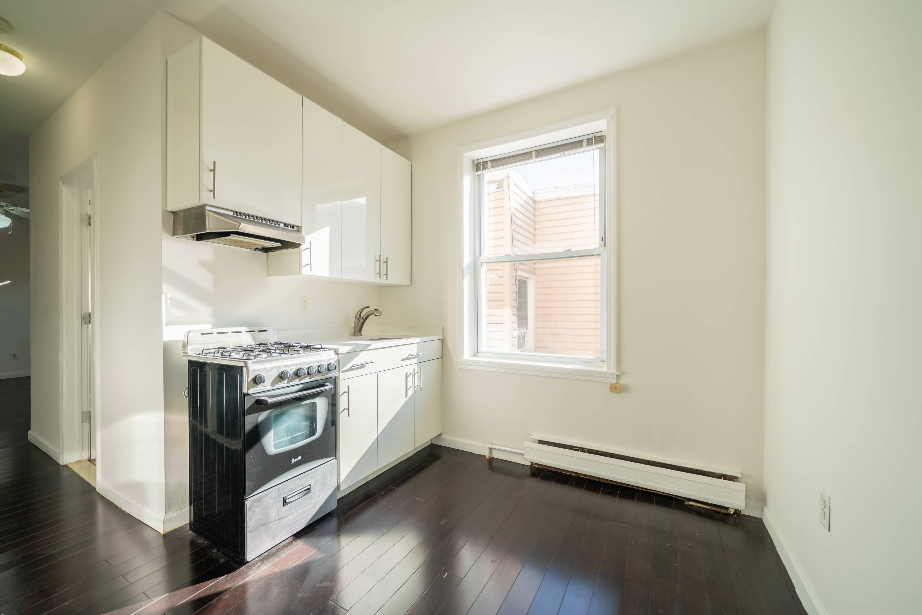 1  BR- Stunning Renovated One Bedroom in Prime Journal Square Location!  Laundry on Site, Seconds to the Journal Square Path Transportation Center!