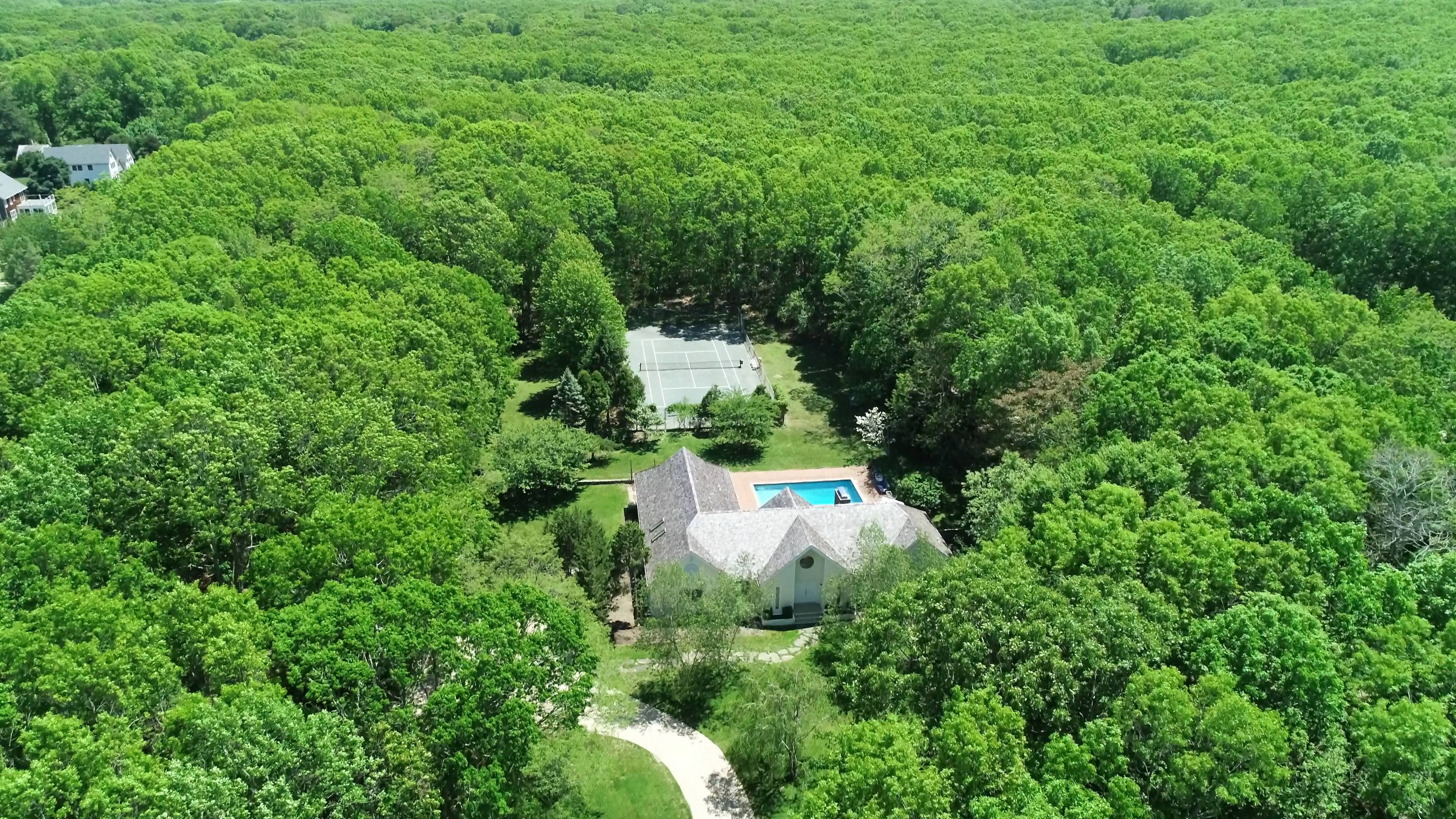 SUMMER SANCTUARY: Large Private Oasis - Sag Harbor Retreat