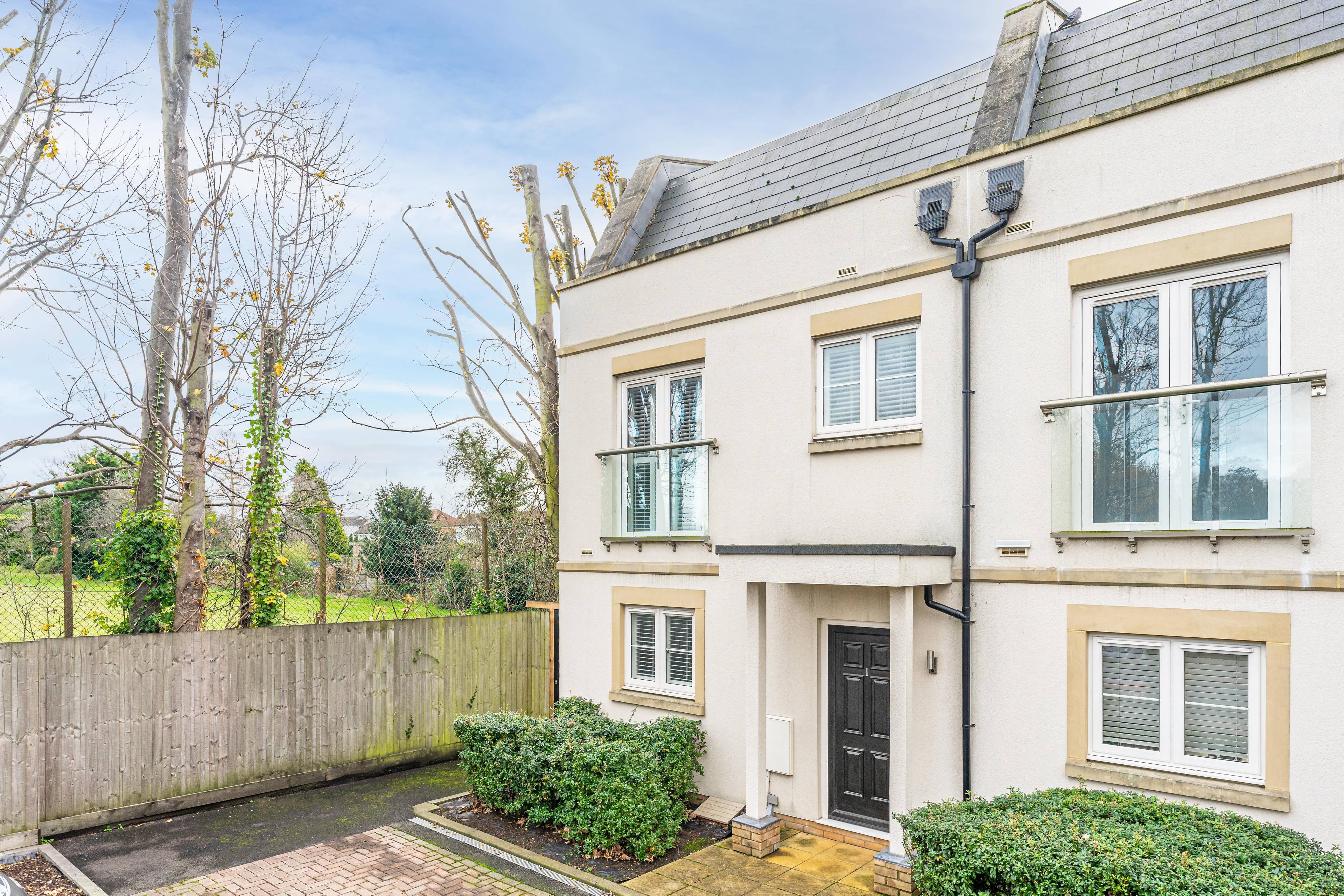 4 Bedroom - 4 Bathroom - End of Terrace Mews Townhouse in Upminster