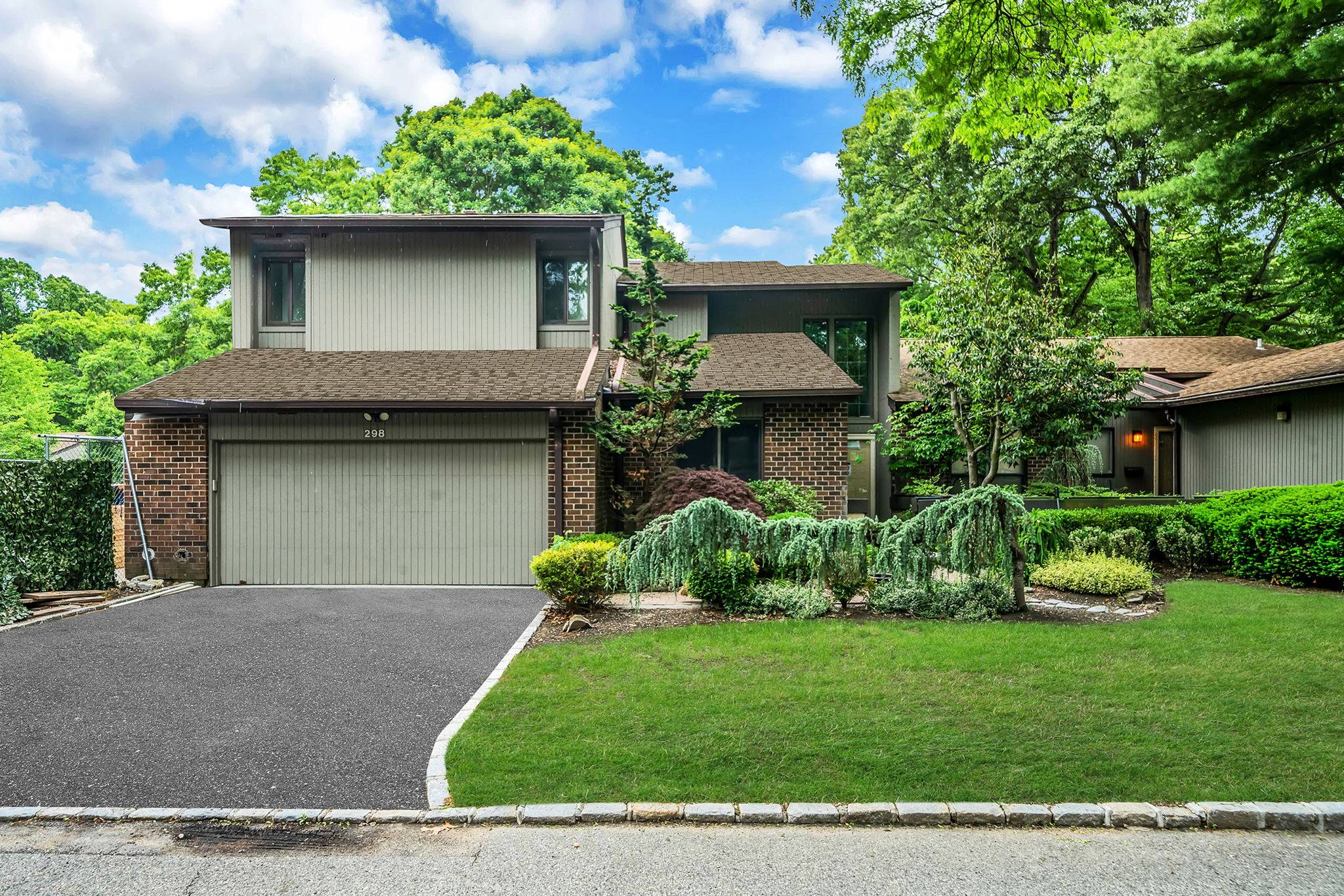 JERICHO FULLY RENOVATED HOME IN A PRIVATE GATED COMMUNITY