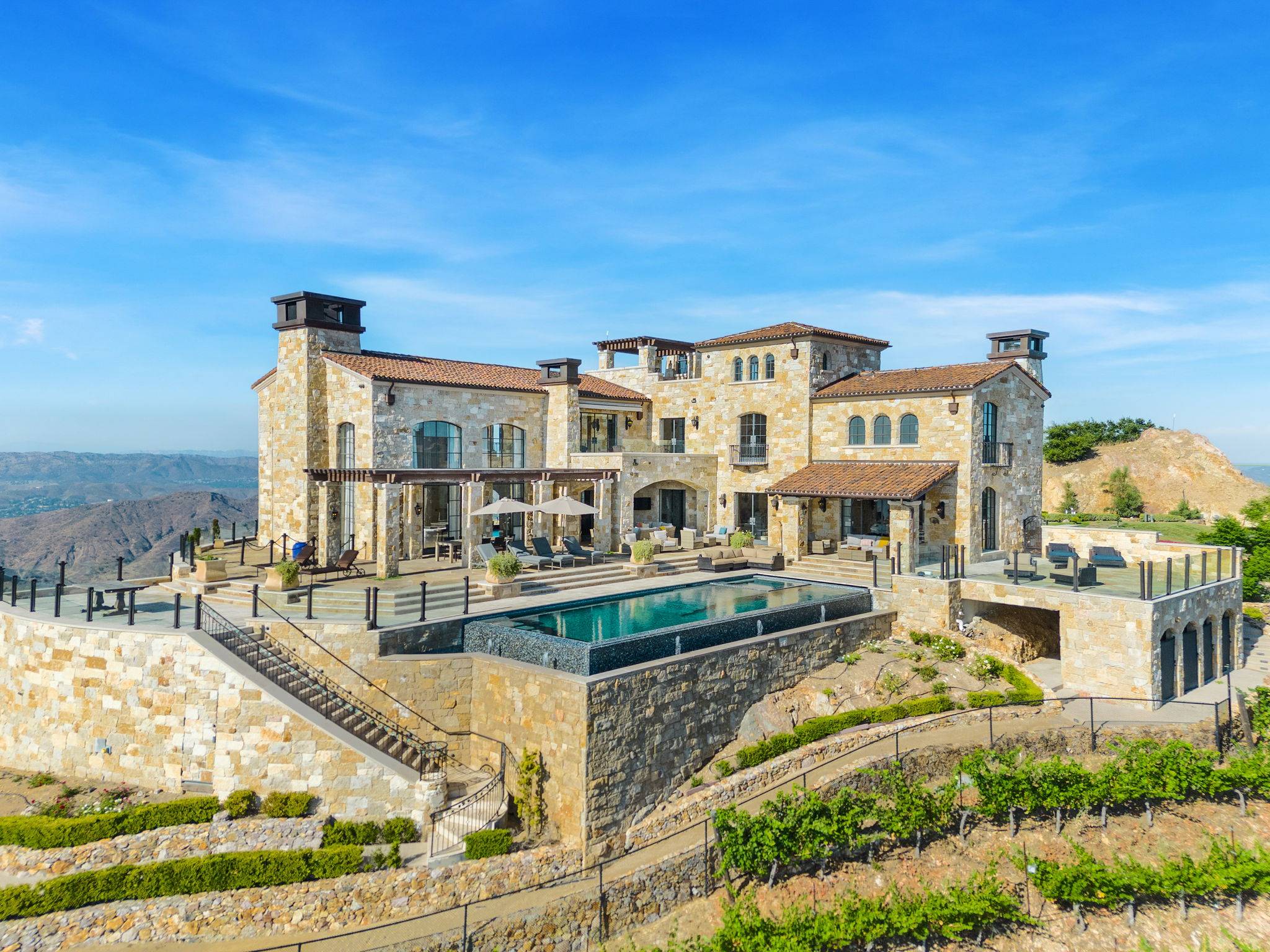 EXPERIENCE THE LUXURIOUS BEAUTY OF MALIBU ROCKY OAKS