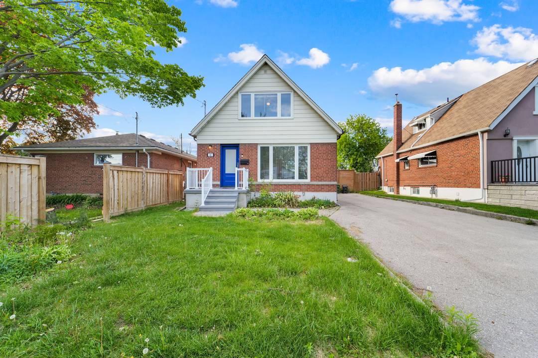 4 Bedroom Home Located in the Heart of Kipling Heights