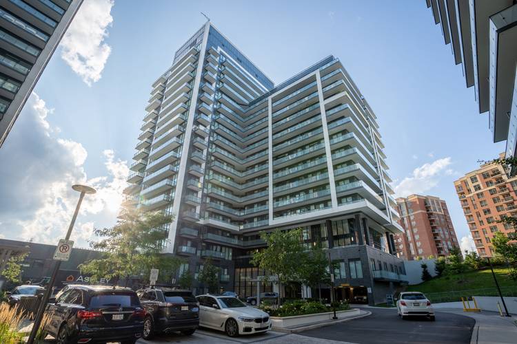 Corner Unit In the Heart of Richmond Hill