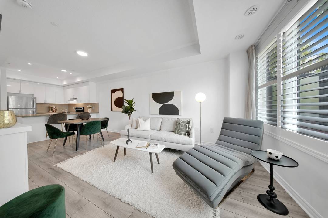 Beautifully Designed Interior-Unit Condo Townhouse