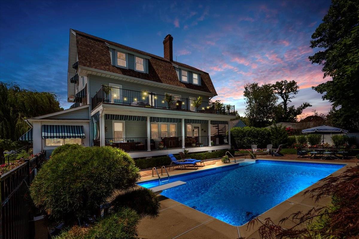 OVERLOOKING BARNEGAT BAY - ISLAND HEIGHTS STUNNER