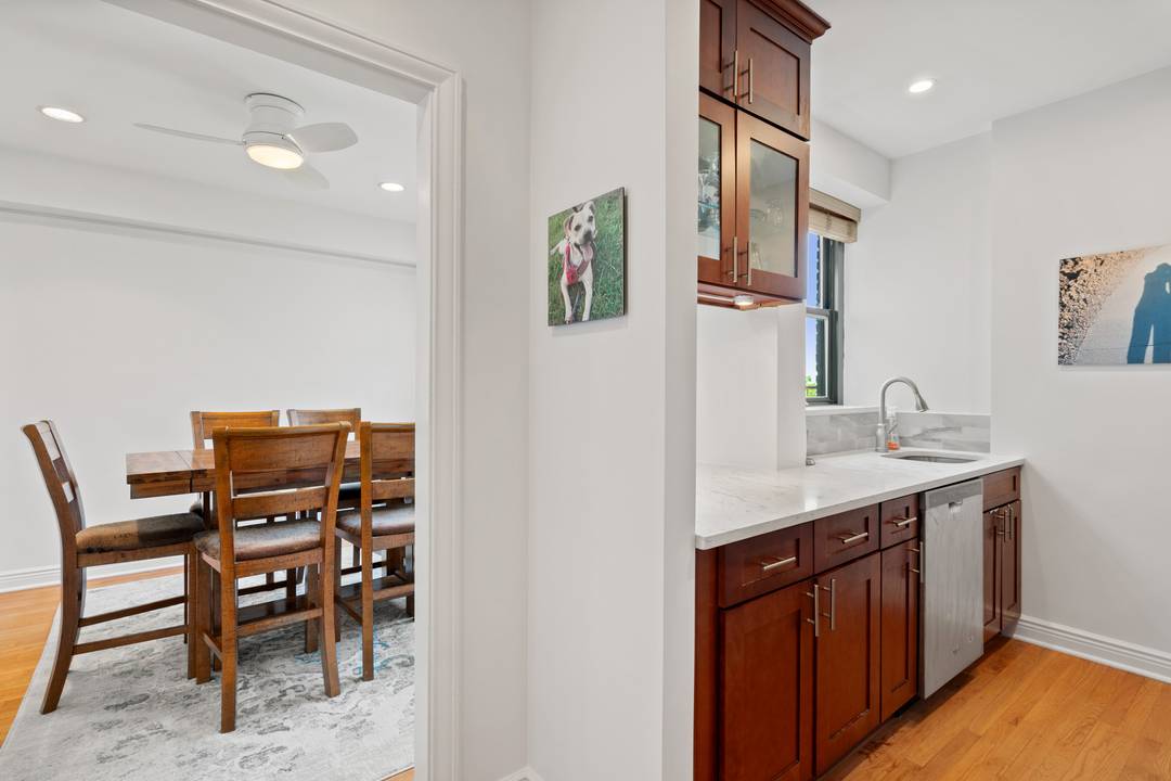 Eye Catching, Dazzling, Renovated Top Floor 2 Bedroom 2 Bathroom (Convertible Three Bedroom) In the Landmark Historic District!