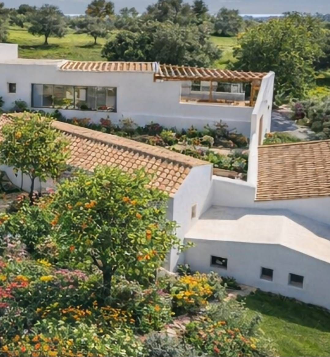 Refúgio Mediterrânico: Propriedade de Luxo com 3 Moradias e Potencial Ilimitado