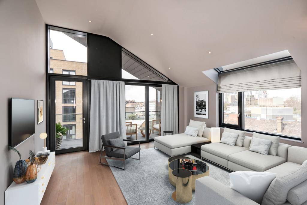 Large Two Bedroom Apartment with views over the Boulevard
