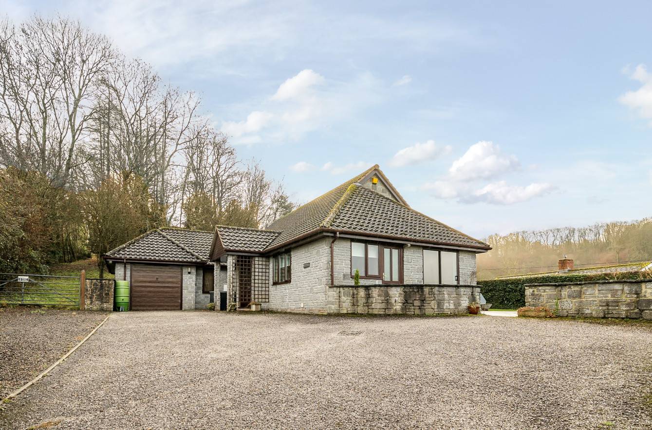Fantastic Chalet Bungalow with elevated views over stunning countryside