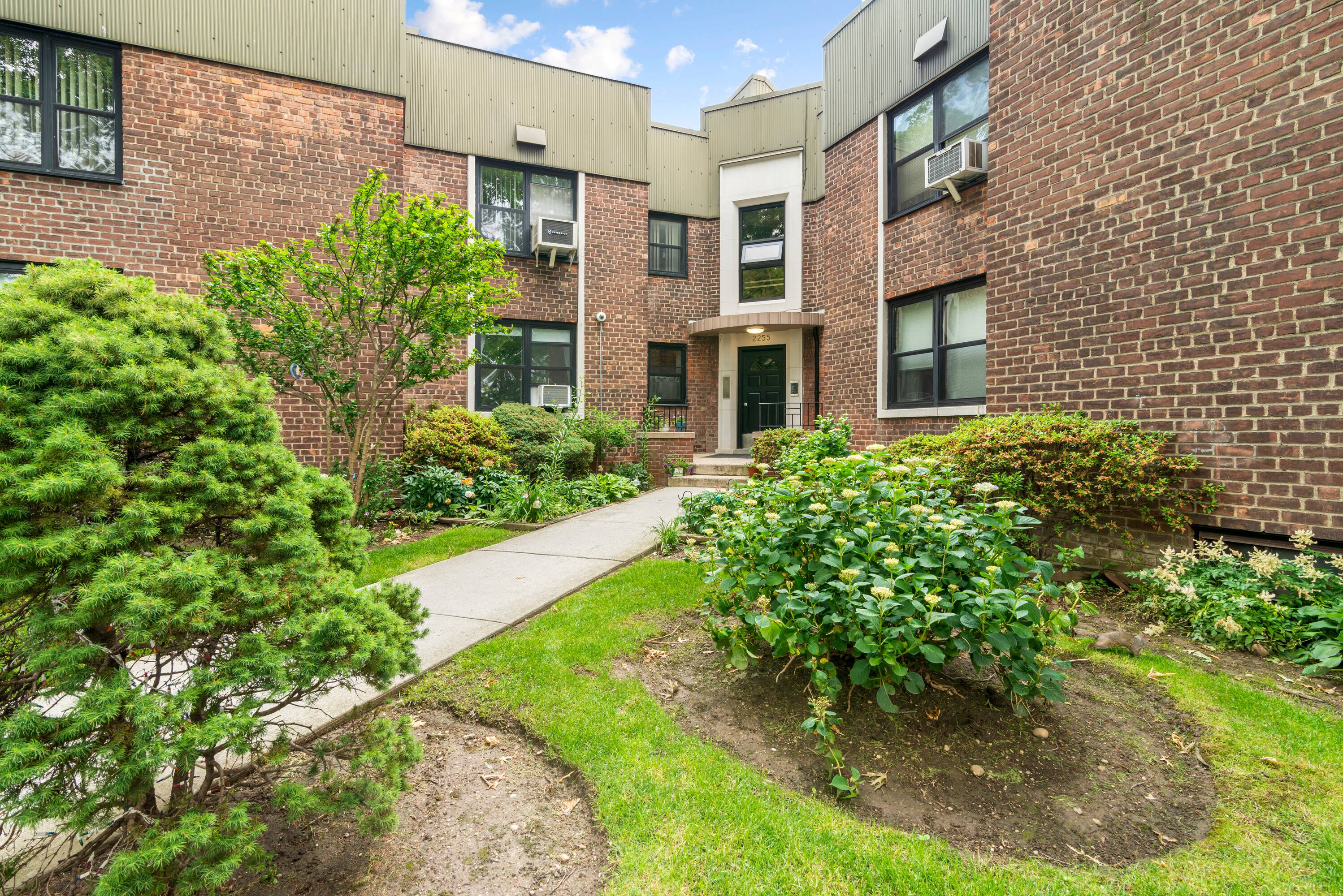 2 Bed 1 Bath Condo in Upper Ditmars