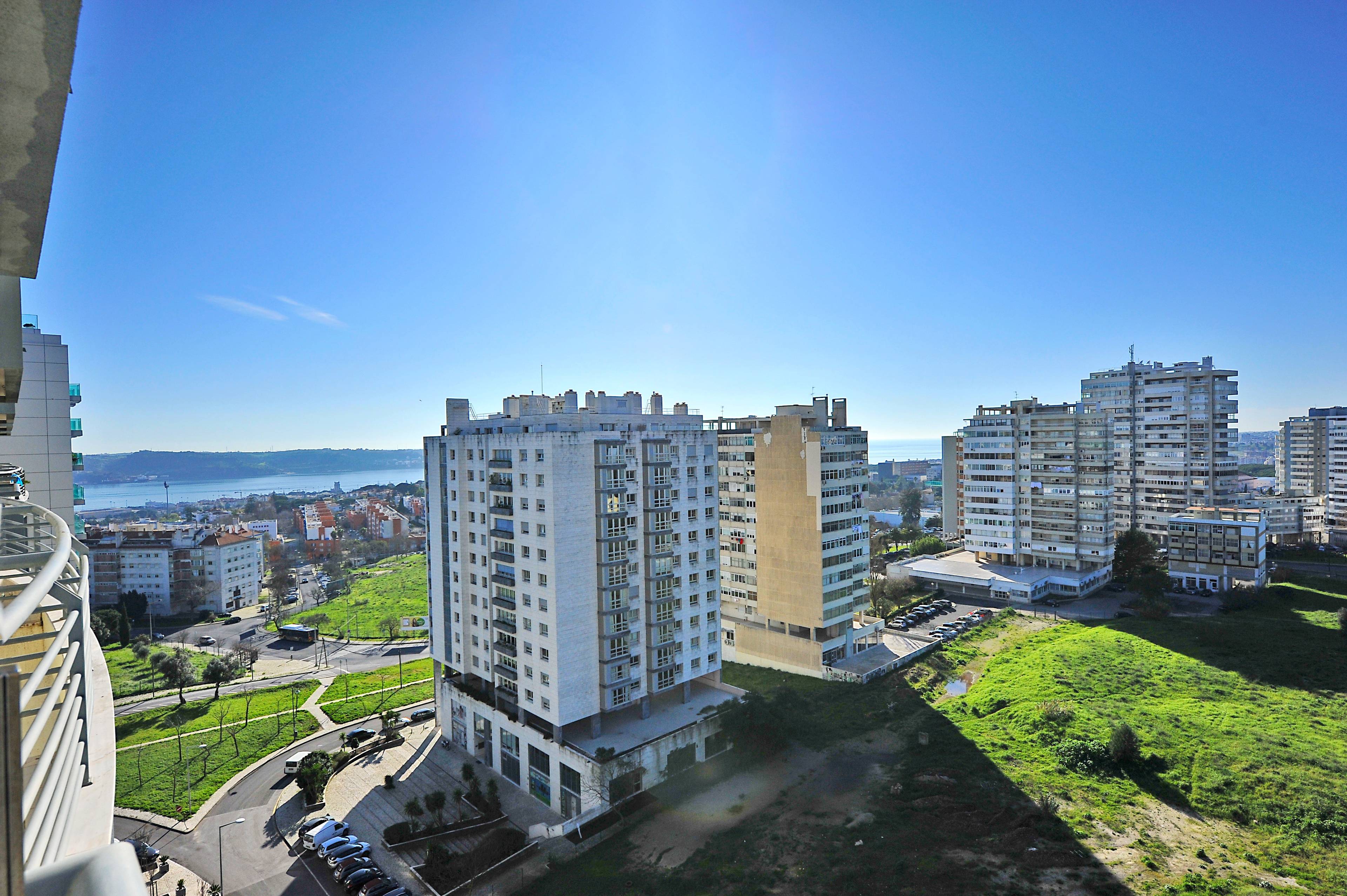 Spacious 4 Bedroom Apartment in Restelo - Lisbon