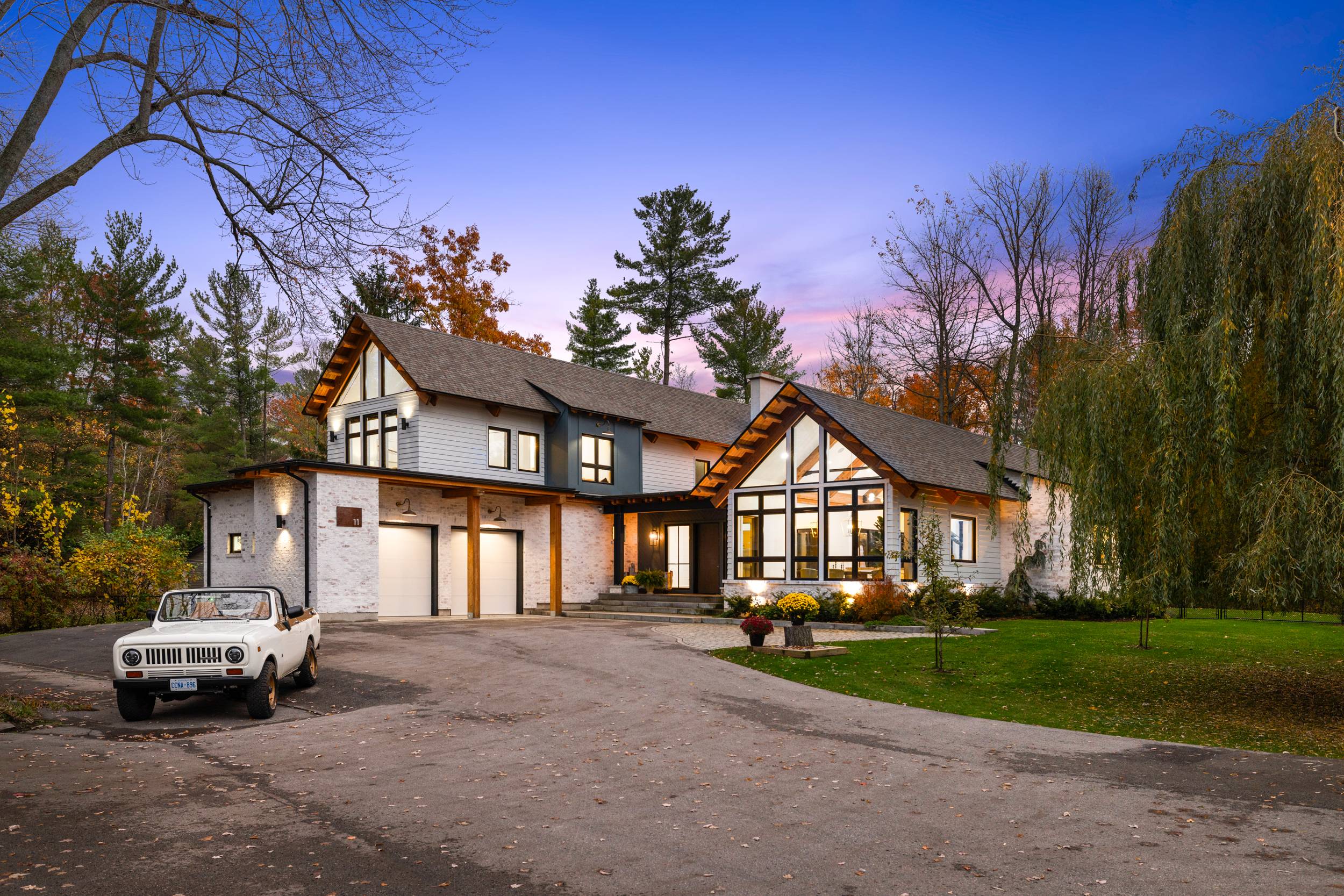 LAKE VIEWS IN ONTARIO'S BEST COTTAGE COUNTRY