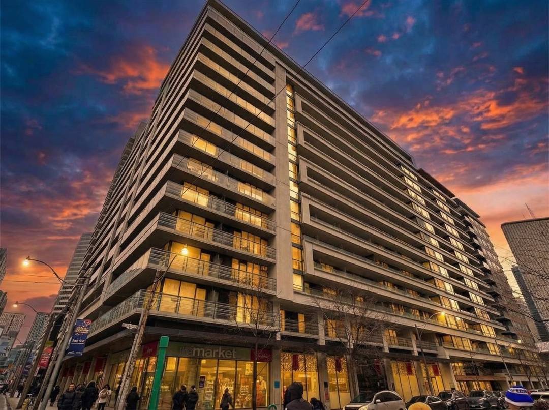 1 Bdrm Plus Den In the Heart of Toronto