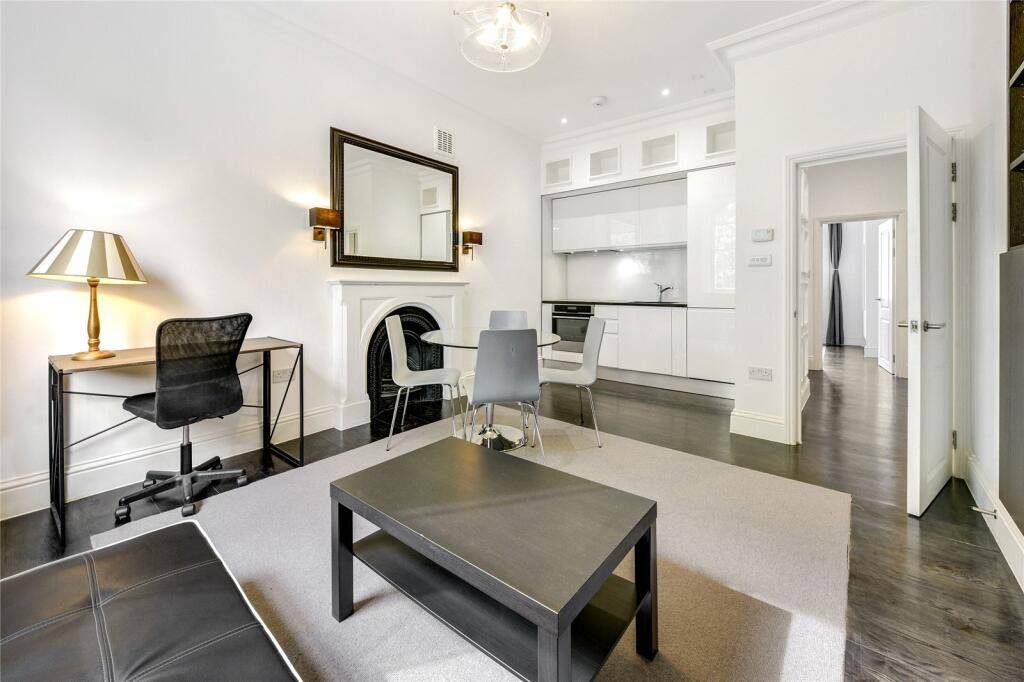 2 Bedroom Grade 2 Listed apartment in the charming St.George's Square, Pimlico