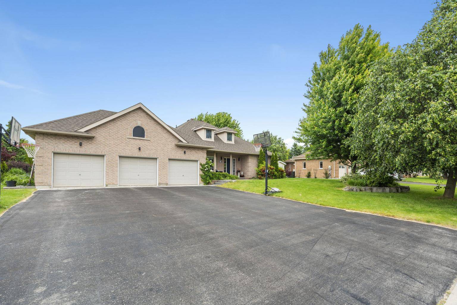 Luxurious Bungalow in Prestigious Sharon Hills