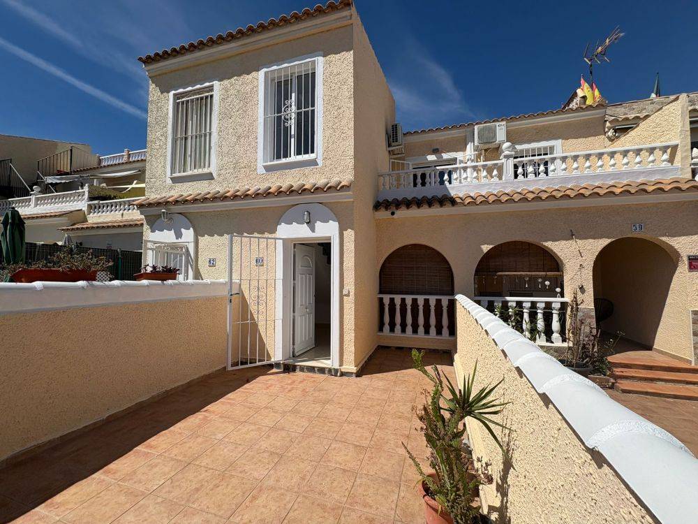 Dupl. house with sunny terraces and communal pool in Gran Alacant.
