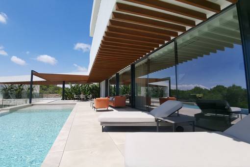 This Signature villa sits on a high spot in Las Colinas Golf & Country Club, overlooking the award winning golf course.