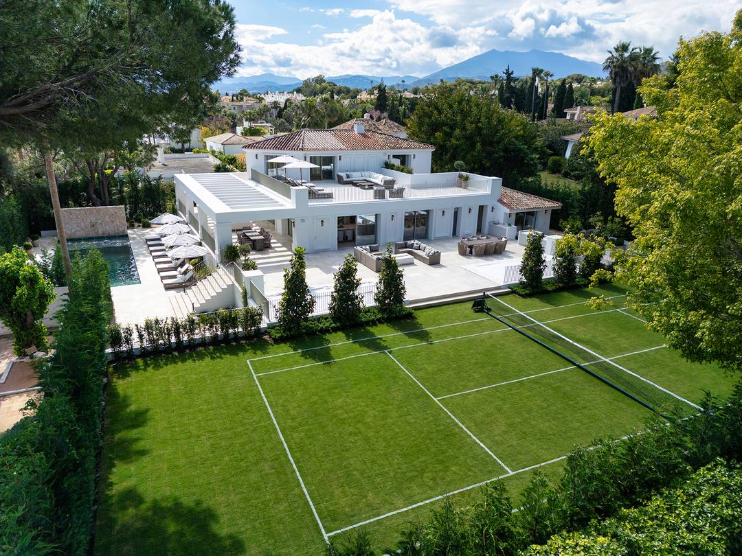 Charming 6 bedroom villa with a tennis court on Marbella Golden Mile