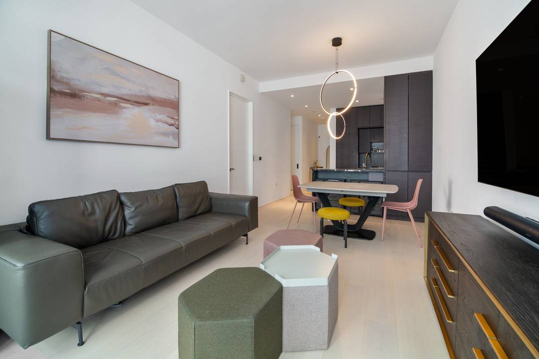 Luxury One Bed + Home Office Downtown