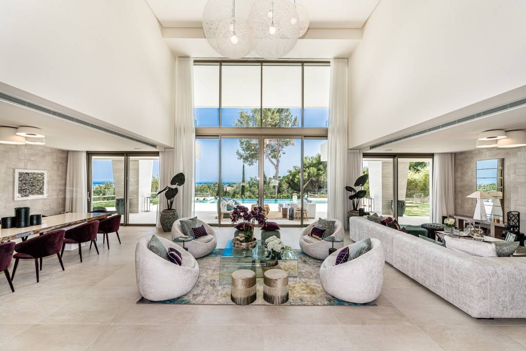 Set to be presented as a grandiose project, this fantastic Villa will leave your guests out of their breath as they appreciate the majestic halls of the house.