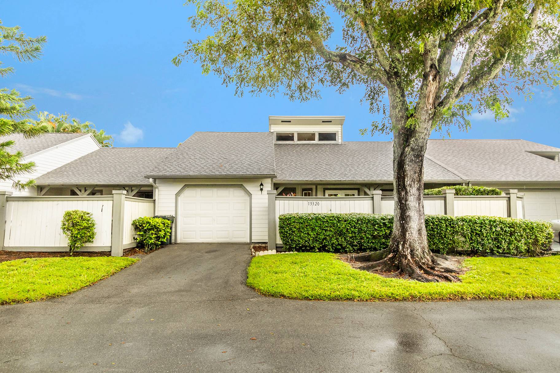 Move in ready townhouse close to all equestrian venues in Wellington!