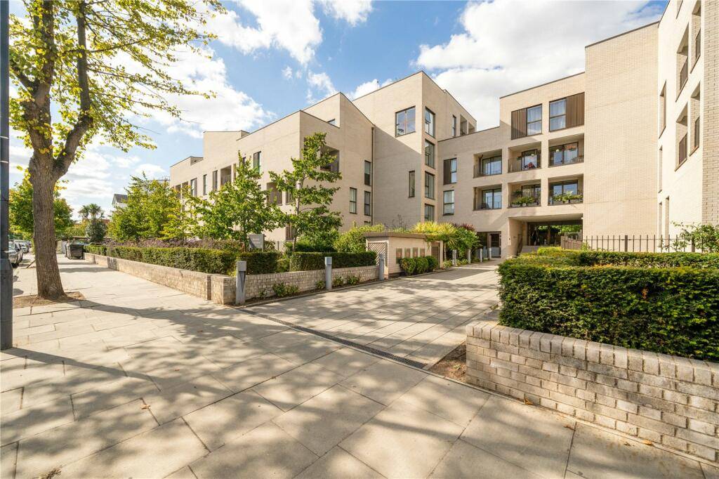 **No Chain**Motivated Seller, Offers Invited** Beautiful Living in a Prestigious Development with Private Balcony and a Gym