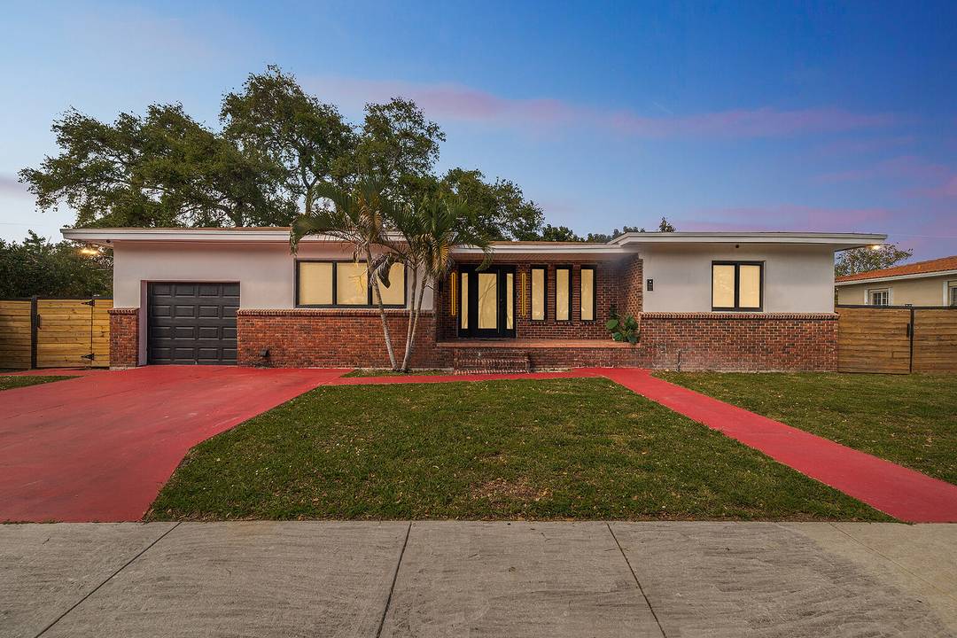 Miami Home for Lease     4 bedrooms     3 Bathrooms    2 family rooms     1 Car Garage