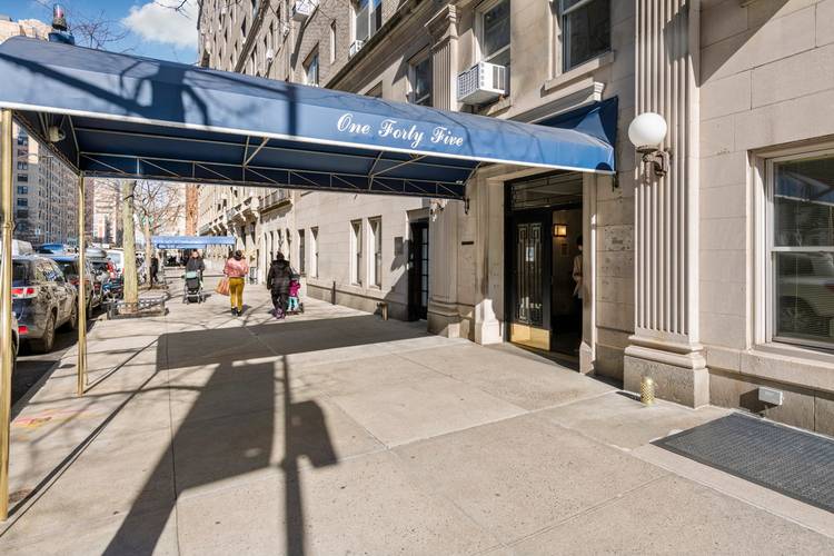 HOME / OFFICE SPACE IN FULL SERVICE BUILDING