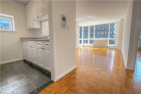 NO FEE PLUS 1 MONTH FREE..PRIME MIDTOWN WEST,FULL SERVICE DOORMAN BLDG,STEPS FROM PORT AUTHORITY,TIME SQUARE,HELL'S KITCHEN
