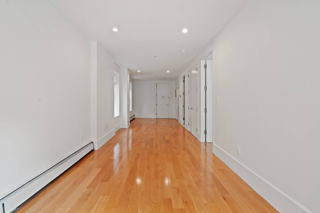 Massive 1 Bed--In-Unit Laundry--King Size Bedroom--No Fee