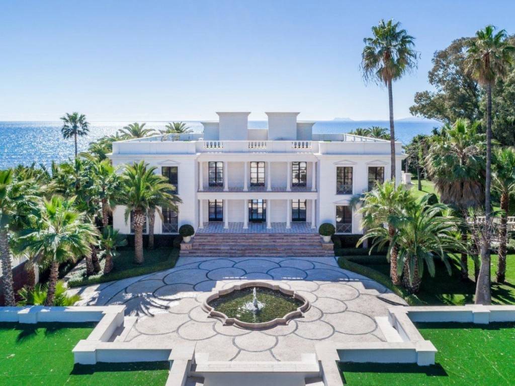 Welcome to this fantastic mansion of 3011m2 built front line beach in the prestigious urbanisation of Casasola, next to Guadalmina Baja with 24 hour security.