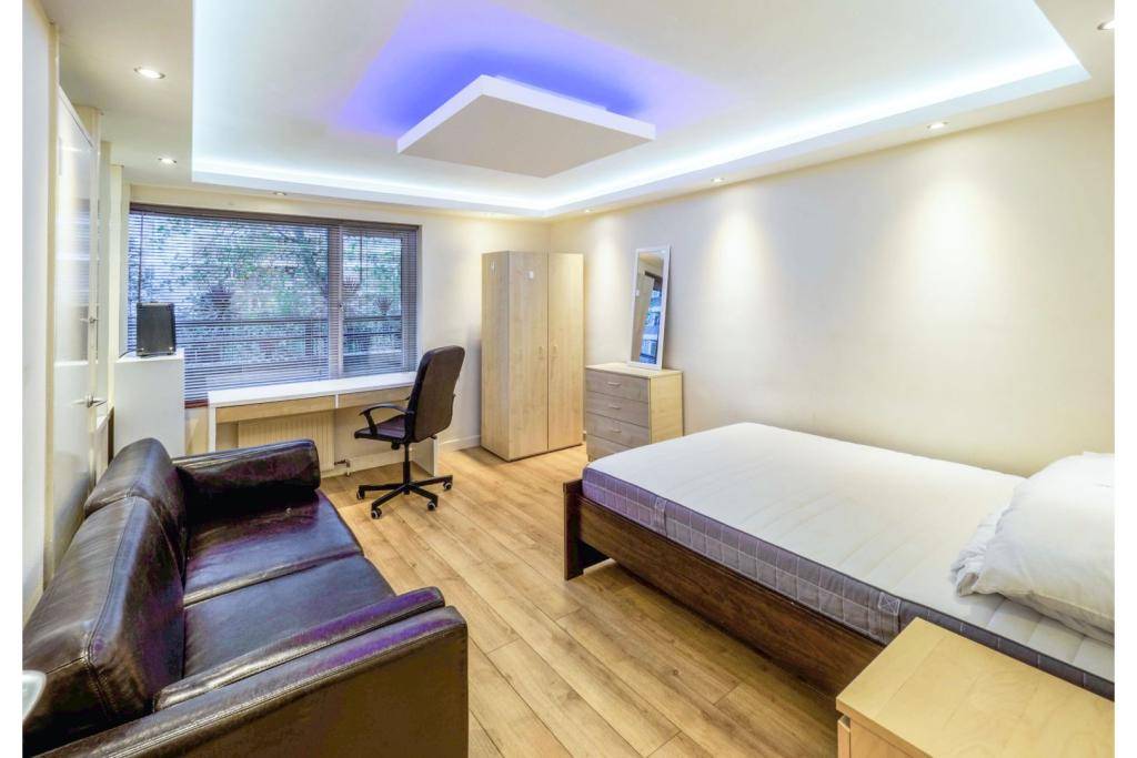 Garden Facing, spacious Three bedroom Apartment in the heart of Covent Garden
