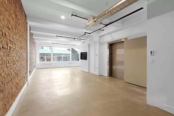 STUNNING HISTORICAL BUILDING LOFT APARTMENT SITUATED IN THE HEART OF THE MOST DESIRABLE UNION SQUARE/FLAT IRON NEIGHBORHOODS!