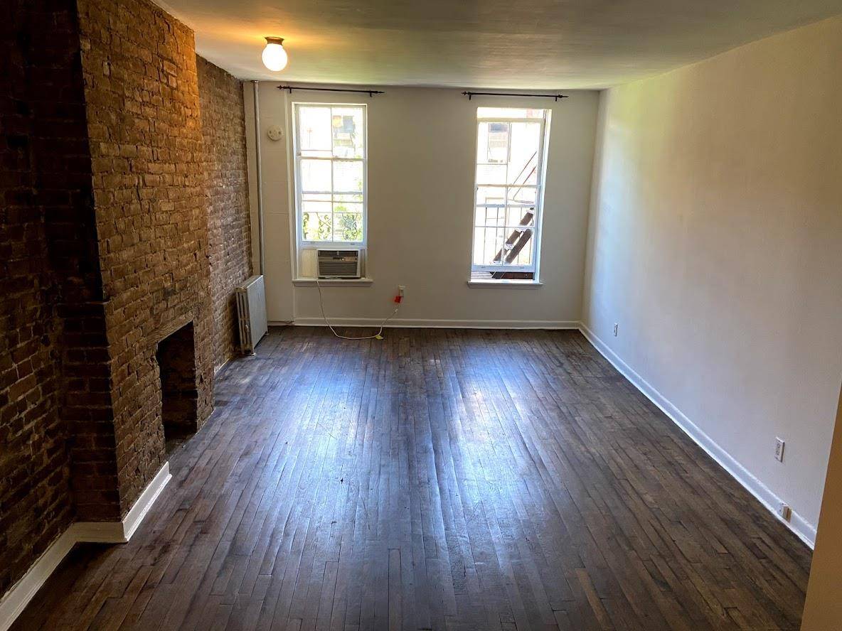 Large Studio Apt.  Walk in closet. Exposed Brick.