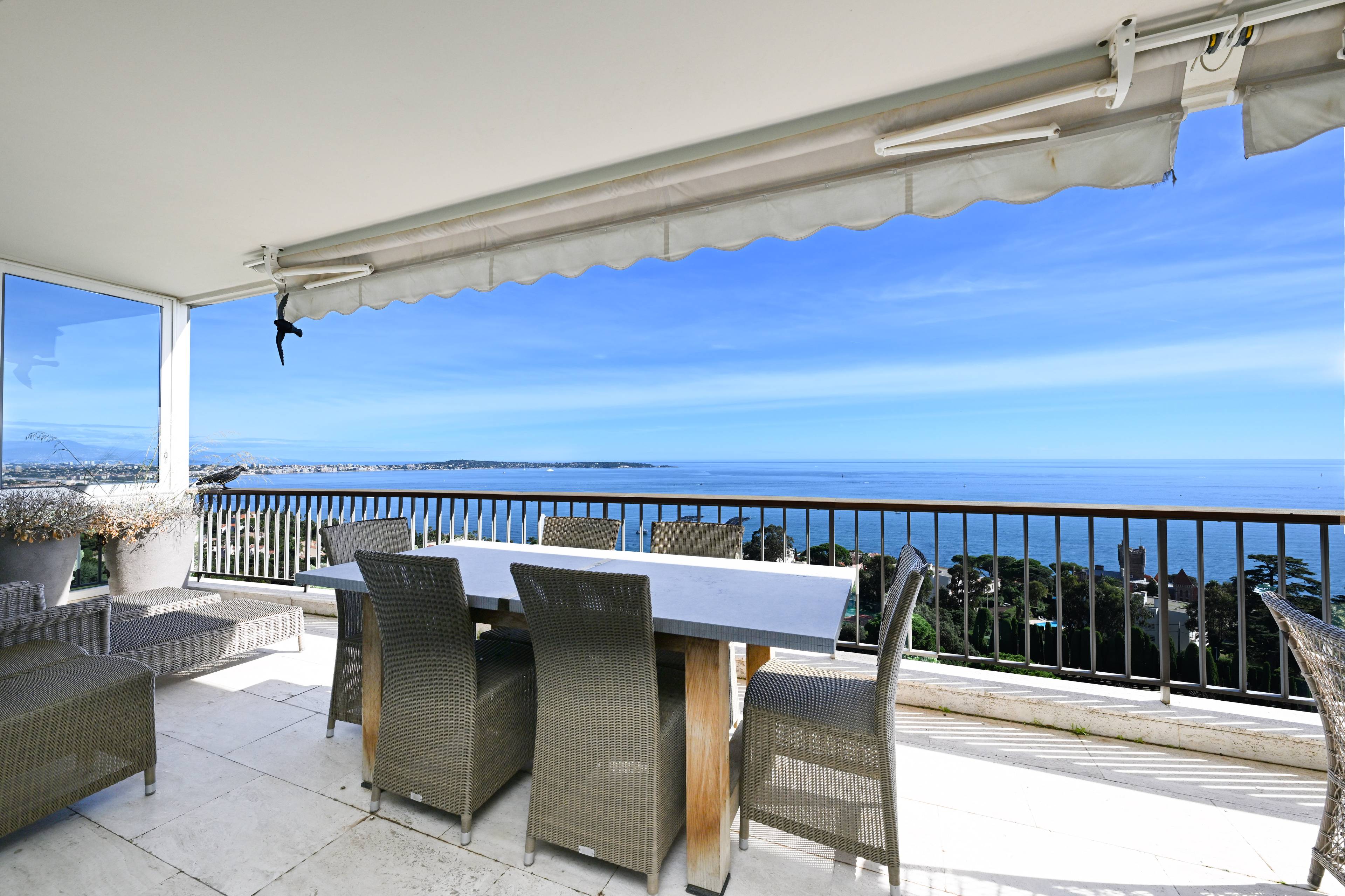 EXCEPTIONAL FURNISHED APARTMENT WITH PANORAMIC SEA VIEW – PRESTIGIOUS CANNES RESIDENCE