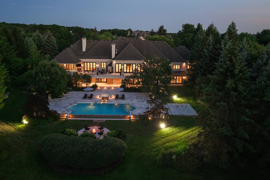 Exceptional custom-built bungalow in prestigious Fairfield Estates