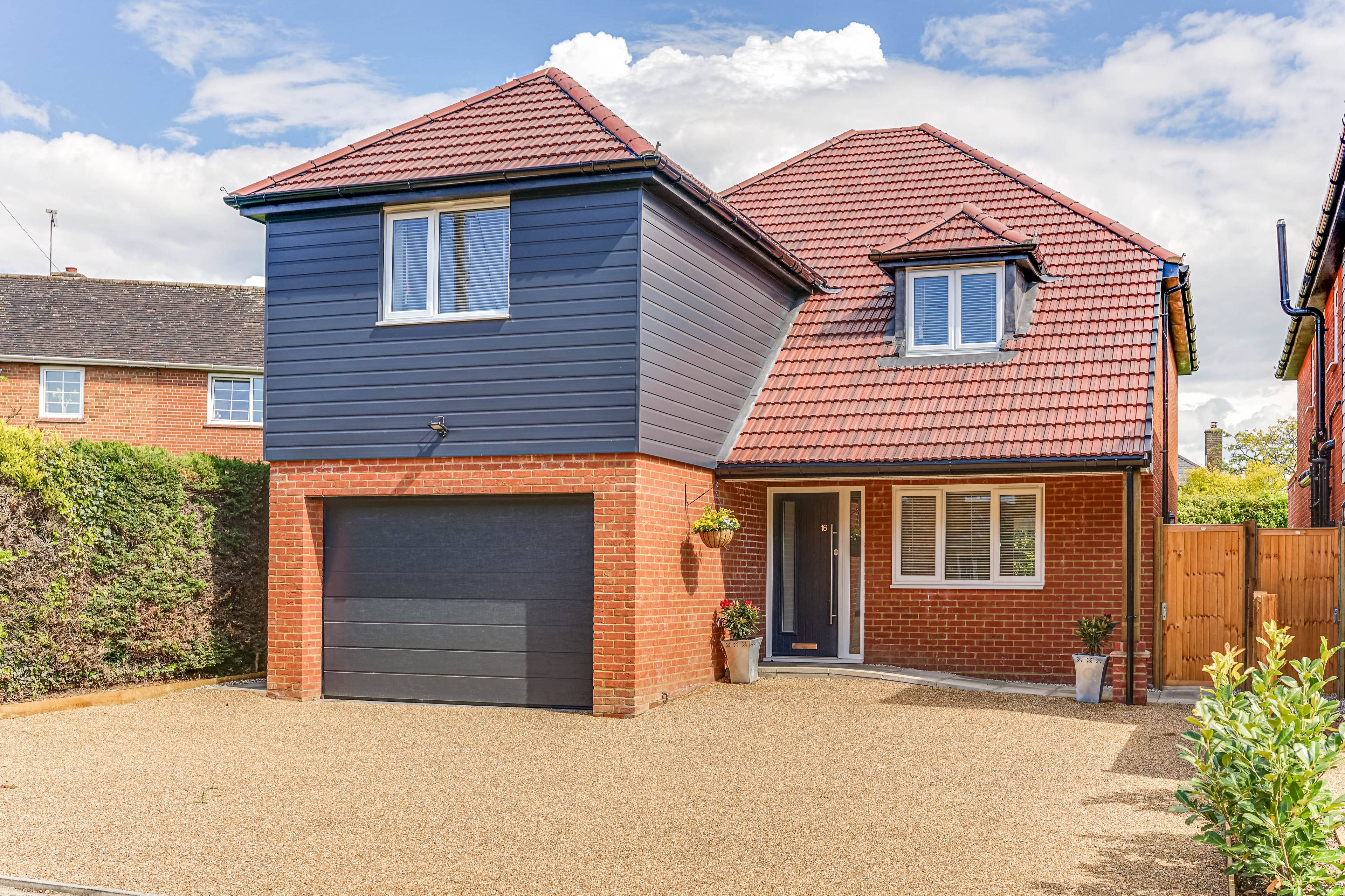 NEW BUILD, DETACHED FOUR BEDROOM HOUSE LOCATED ON A PRIVATE ROAD