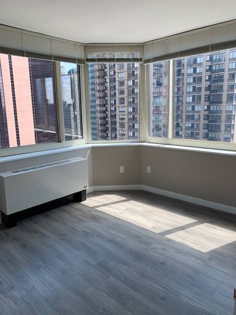 Corner exposure, Beautiful 2 bed/ 2 bath apartment in the heart of Midtown/ Swimming pool/ Sundeck