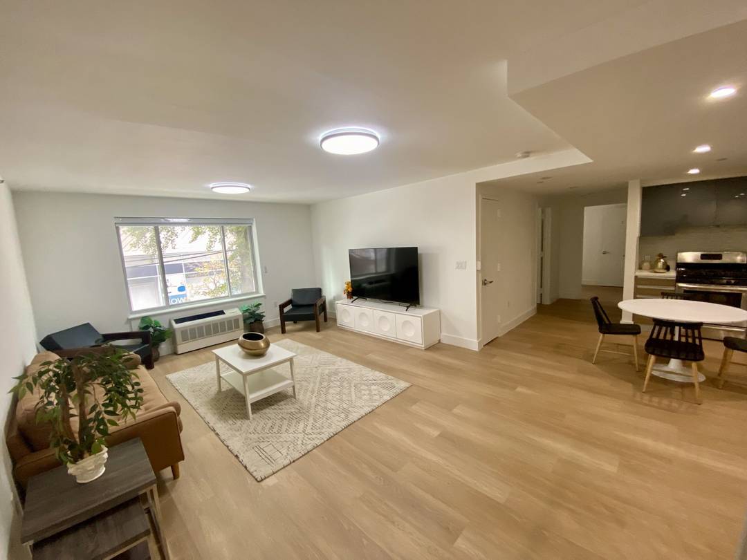LIC WATERFRONT LUXURY 3 BEDROOM/2 BATHROOM DUPLEX!