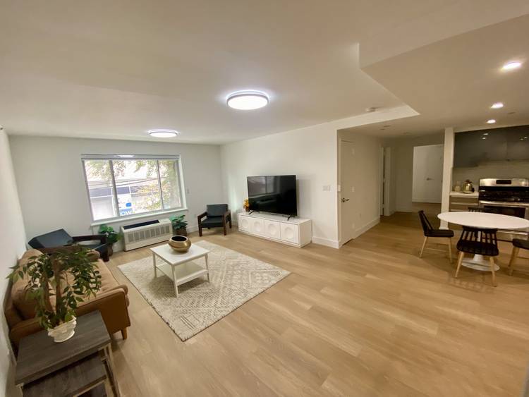 LIC WATERFRONT LUXURY 3 BEDROOM/2 BATHROOM DUPLEX!