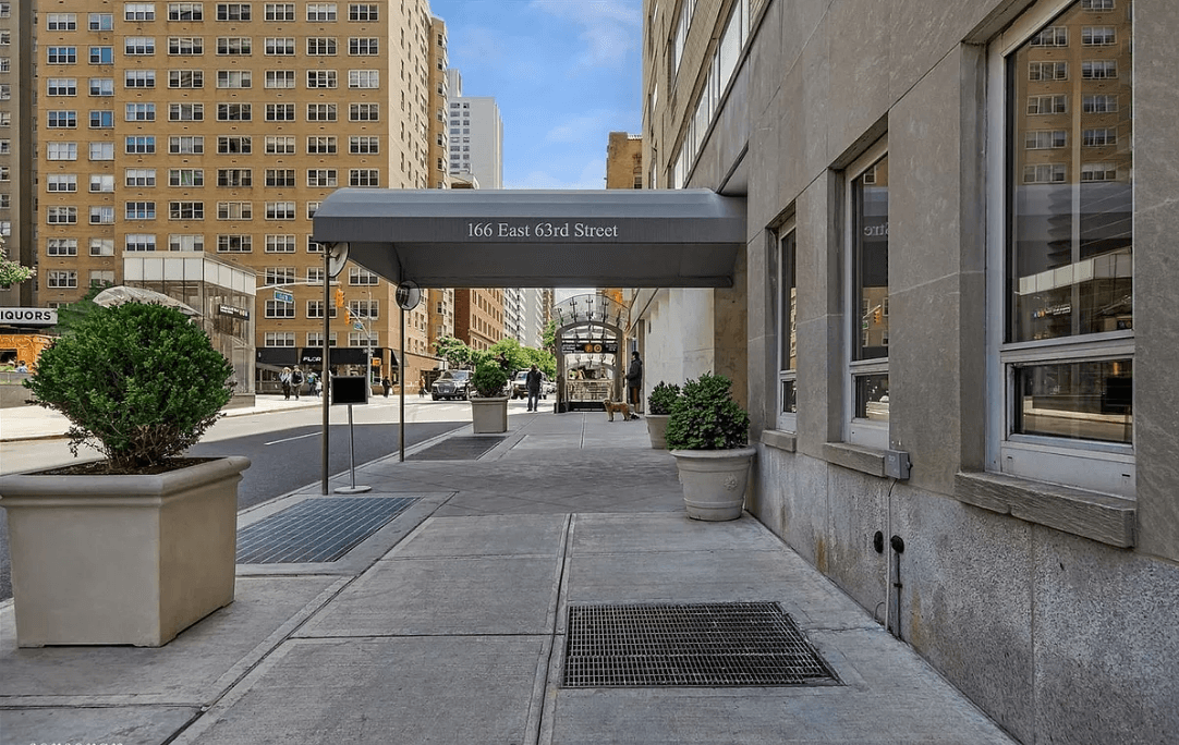 RENOVATED CONDO STUDIO. LARGE-528 Sq Ft. PERFECT PIED-A-TERRE. CONVENIENT LOCATION. TREETOP VIEWS OVER THIRD AVENUE.
