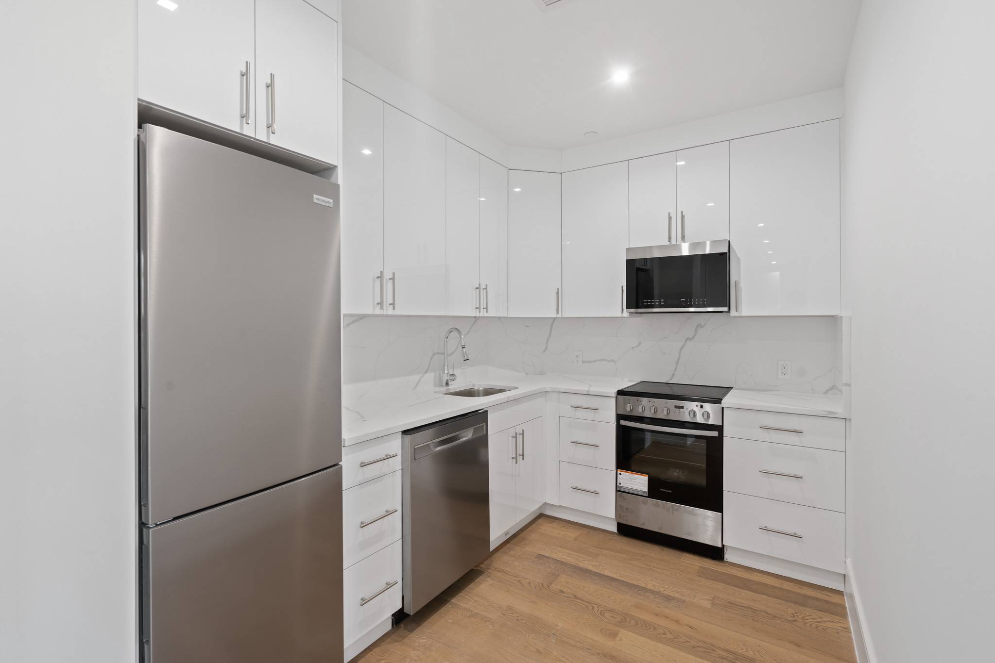 Spacious Apartment | Custom-Built Closets | High-Ceilings | Private Balcony