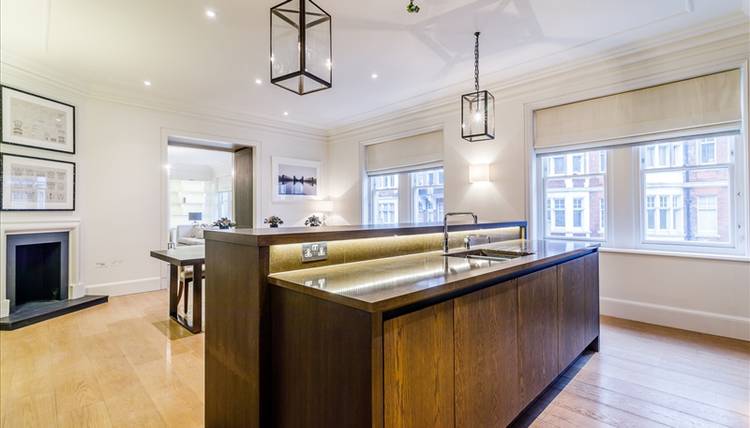 Stunning Mayfair Retreat | 3-Bed, 3-Bath Apartment in W1J