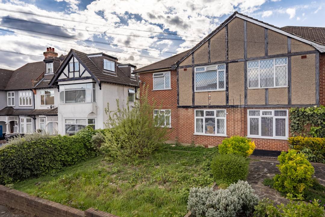 Spacious Two-Bedroom Garden Flat with Private Garage